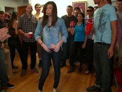 ブロンド, フェラチオ, イく瞬間, 学生寮, 手コキする, ラティーナ, パーティ, 三人