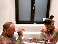 Grote mammen, Hondjeshouding, Hd, Kut duiken, Geschoren, Douche, Mager, Tatoeage