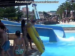In den arsch, Bad, Blasen, Braunhaarige, Paar, Masturbation, Öffentlich, Spielzeuge