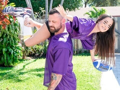 Grosse bite, Brunette brune, En levrette, Branlette thaïlandaise, Léchez, Petite femme, Chatte, Tatouage