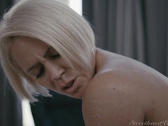 Gros cul, Gros seins, Plantureuse, Rondelette, Femme couguar, Doigter, Léchez, Chatte