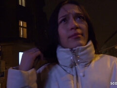 Amateur, Grosse bite, Allemand, Jeans, Orgasme, Petite femme, Public, Maigrichonne