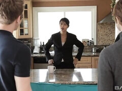 Asiatisch, Arsch, Grosser arsch, Grosser schwanz, Grosse titten, Blasen, Hundestellung, Milf