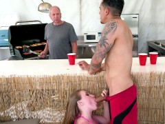 Grosser schwanz, Bikini, Blasen, Grossvater, Im freien, Ablutschen, Jungendliche (18+)