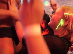 Blonde, Sucer une bite, Brunette brune, Groupe, Lingerie, Fête, Réalité, Tatouage