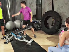 Tussi, Grosse titten, Würgen, Gruppe, Sporthalle, Orgie, Muschi, Sport