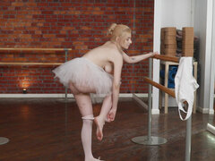 18 летние, Блондинки, Хд, Натуральные сиськи, Юбки, Носки, Соло, Молоденькие