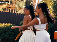 18 ans, Bikini, Doigter, Embrassement, Lesbienne, De plein air, Piercing, Adolescente