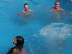 Gros seins, En levrette, Double pénétration, De plein air, Piscine, Tabou, Tatouage, Adolescente