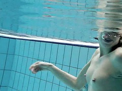 Grosse titten, Braunhaarige, Pool, Öffentlich, Russisch, Dürr, Jungendliche (18+), Titten