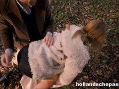 Blonde babe Stiekem Avontuurtje gives a wild public handjob and gets dicked in doggystyle