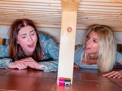 Hundestellung, Frau frau mann, Flotter vierer, Handjob, Hardcore, Rotschopf, Rasiert, Jungendliche (18+)