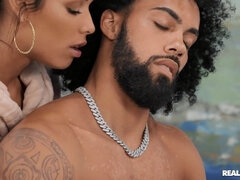 Cul, Gros seins, Sucer une bite, En levrette, Fille latino, Tatouage, Nénés, Mouillée