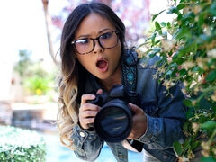 Amateur, Chambre à dormir, Brunette brune, Gode, Embrassement, Lesbienne, Léchez, Nénés