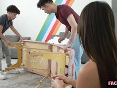 Blasen, Aufs gesicht abspritzen, Massage, Mann mann frau, Zierlich, Muschi, Flotter dreier, Titten