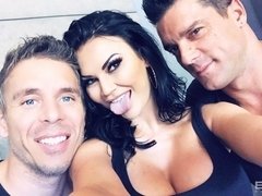 Grosser arsch, Grosse titten, Blasen, Braunhaarige, Hundestellung, Milf, Mann mann frau, Rasiert