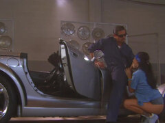 Stacked chica Mikayla Mendez fucks in the car shop
