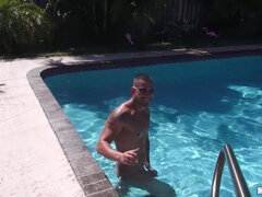 Grosse bite, Blonde, Brunette brune, Plantureuse, Le plan cul à quatre, Seins naturels, Piscine, Suçant