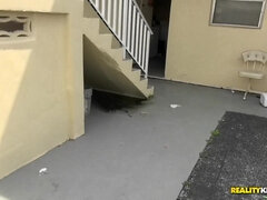 Leie, Blondine, Blasen, Kehlenfick, Schmutzig, Aufs gesicht abspritzen, Piercing, Pov