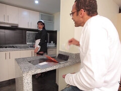 Grosser arsch, Grosse titten, Blasen, Braunhaarige, Schwanz, Küche, Latina, Hausmädchen