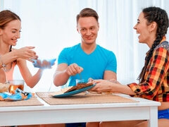 Leie, In den arsch, Blasen, Hundestellung, Küche, Tätowierung, Jungendliche (18+), Flotter dreier