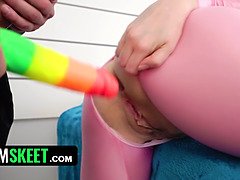 Amerikanisch, In den arsch, Arschlecken, Aus dem arsch in den mund, Bekleidet, Masturbation, Zierlich, Eng
