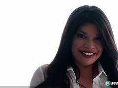 Isabella gets real estate agent's help in a hot, hot, hot way