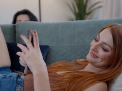 Grosse titten, Tschechisch, Gesichtssitzen, Lesbisch, Lecken, Natürlich, Natürlichen titten, Muschi