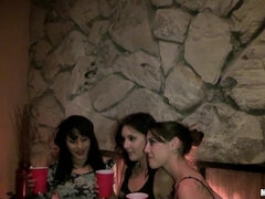 Gros cul, Sucer une bite, Brunette brune, Groupe, Hard, Seins naturels, Fête, Chatte