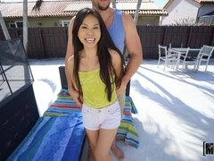 Amerikanisch, Braunhaarige, Spermaladung, Schwanz, Natürlichen titten, Zierlich, Pool, Tätowierung