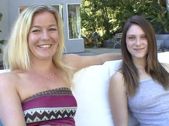 Lieveling, Blond, Bruinharig, Hd, Lesbisch, Moeder die ik wil neuken, Tiener, Tieten likken
