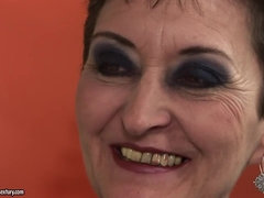 Braunhaarige, Paar, Kehlenfick, Aufs gesicht abspritzen, Oma, Hd, Masturbation, Reif