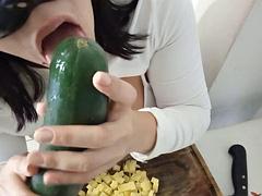 I couldnt control myself and stuck a huge cucumber in my pussy - fetish