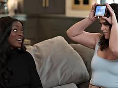 Gros seins, Brunette brune, Noir ébène, Fétiche, Groupe, Poilue, Interracial, Lesbienne