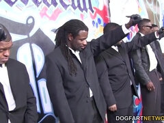 Sucer une bite, Éjaculer dans la bouche, Gorge profonde, Noir ébène, Partouze, Hard, Actrice du porno, Nénés