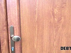 El recaudador puede cerrar las deudas si se desnuda