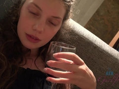 Enthousiasteling, Anaal, Sperma in gezicht, Voeten, Vriendin, Kut duiken, Spuiten, Tieten likken