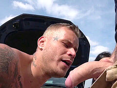 Grosser schwanz, Bisexuell, Blasen, Auto, Im freien, Dürr, Flotter dreier, Spanner