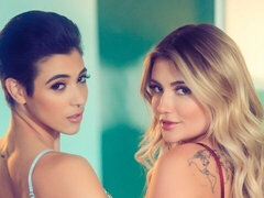 Grosser arsch, Fingern, Küssen, Lesbisch, Lecken, Masturbation, Strümpfe, Entkleiden