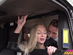 Grote mammen, Blond, Pijpbeurt, Auto, Hondjeshouding, Handbeurt, Moeder die ik wil neuken, Tatoeage