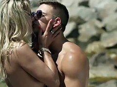 Gros seins, Blonde, Sucer une bite, Femme couguar, Tir de sperme, De plein air, Piercing, Tatouage