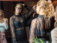 18 jaar, Kont, Zoenen, Natuurlijke tieten, Kut duiken, Strippen, Tiener, Tieten likken