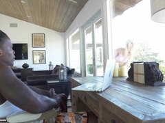 Grosser schwanz, Schwarz, Blondine, Blasen, Interrassisch, Muschi, Rasiert, Dürr