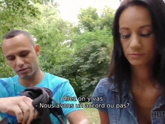 Semental enojado por dinero permite al cazador follar a su esbelta novia