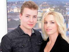 Enthousiasteling, Anaal, Grote mammen, Blond, Pijpbeurt, Hondjeshouding, Interraciaal, Moeder die ik wil neuken