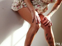 Брюнетки, Пальцем, Секс без цензуры, Каблуки, Мастурбация, Милф, Натуральные сиськи, Тату