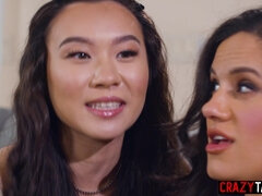 Asiatisch, Grosse titten, Küssen, Milf, Mutti, Zierlich, Muschi, Flotter dreier