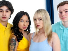 18 ans, Gros cul, Grosse bite, Noire, Sucer une bite, Le plan cul à quatre, Maigrichonne, Adolescente