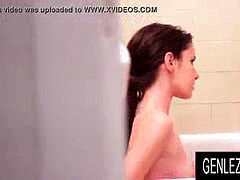 Cuarto de baño, Morena, Besar, Lesbiana, Orgasmo, Afeitado, Adolescente