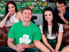 Grosser arsch, Grosser schwanz, Blasen, Braunhaarige, Hundestellung, Flotter vierer, Dürr, Jungendliche (18+)